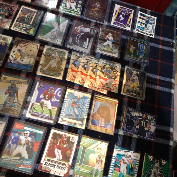 Assorted Sports Trading Cards Collection - Picture 5 of 16